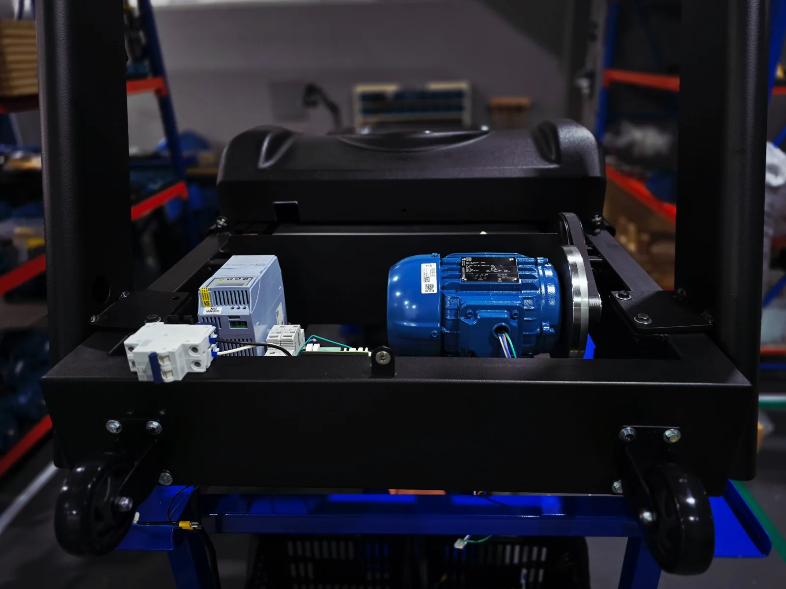 Sistema elétrico interno da esteira profissional R-Cardio VX7 Master com motor WEG e inversor CFW300