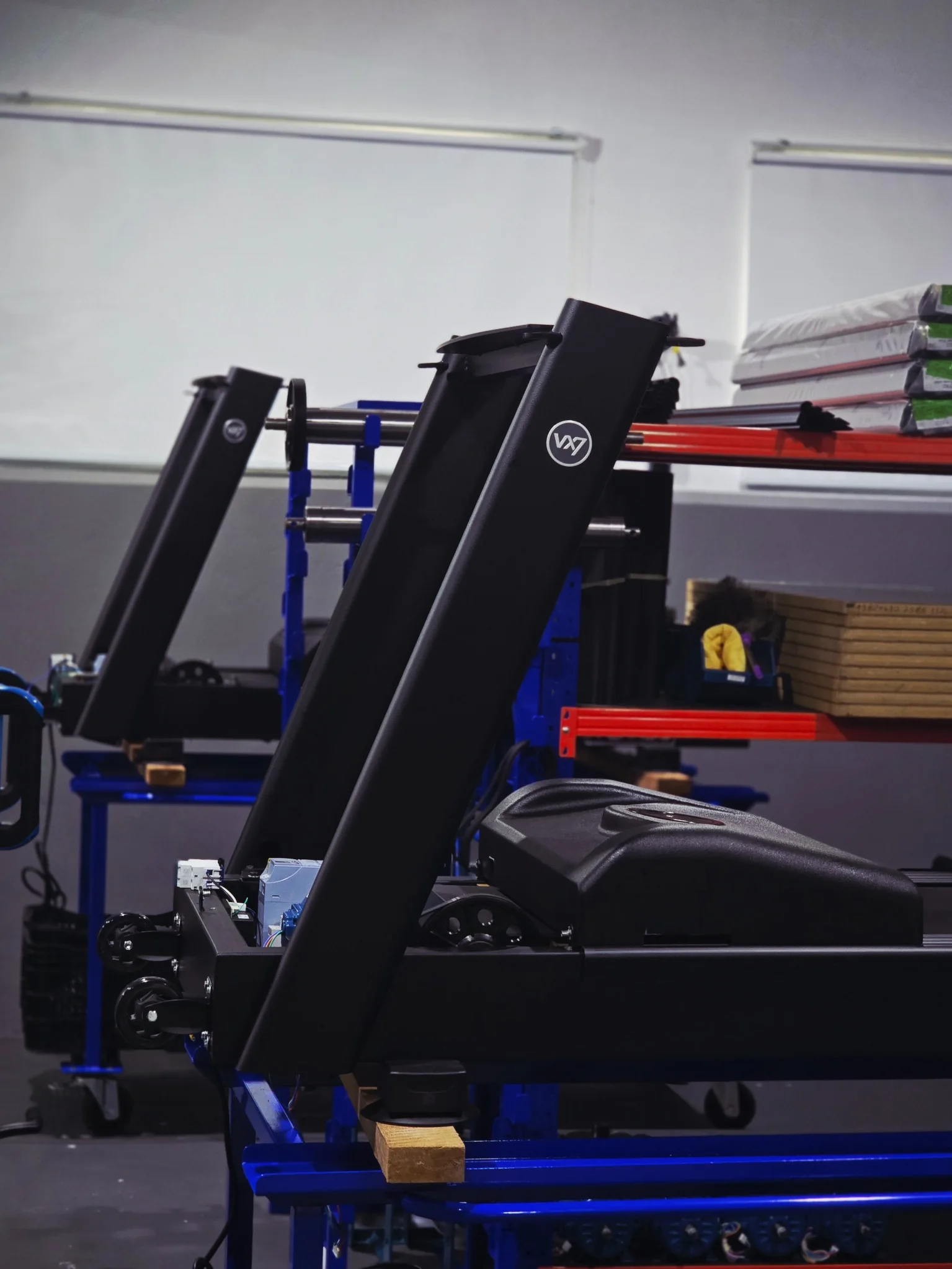 Linha de produção da R-Cardio com esteiras profissionais em montagem na fábrica