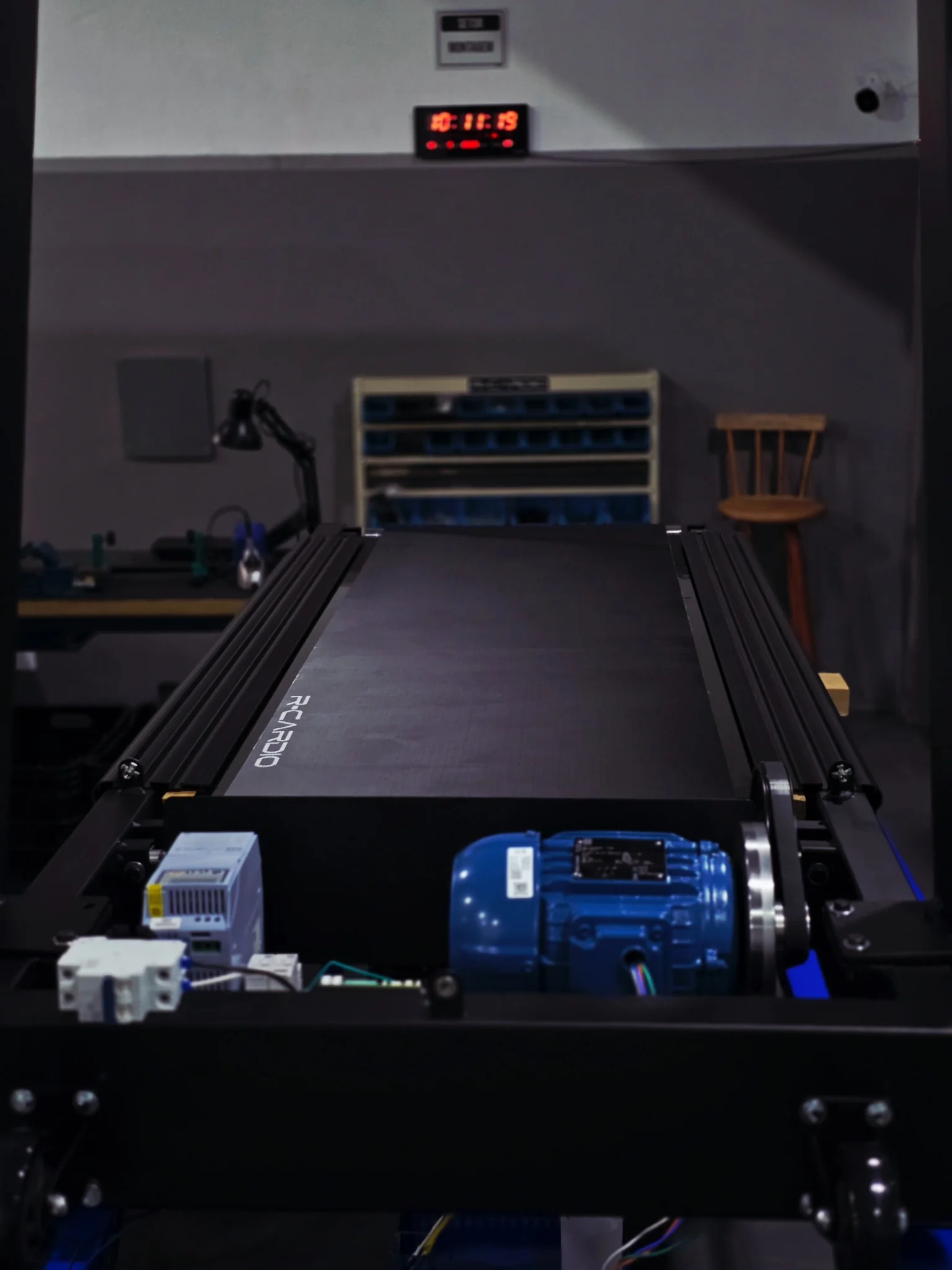 Vista técnica da esteira VX7 Master com motor WEG e componentes industriais integrados