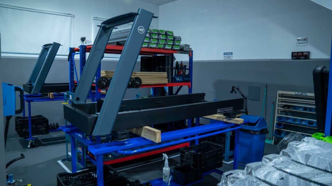 Linha de produção da R-Cardio com esteiras profissionais em montagem