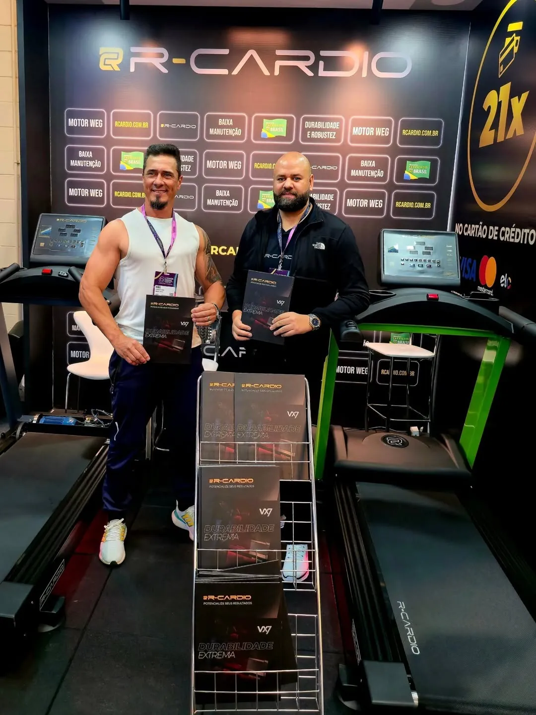 Clientes de academia com o catálogo da VX7 da R‑Cardio