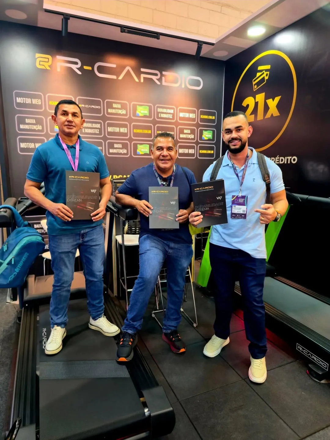 Clientes da R‑Cardio na feira fitness com a VX7