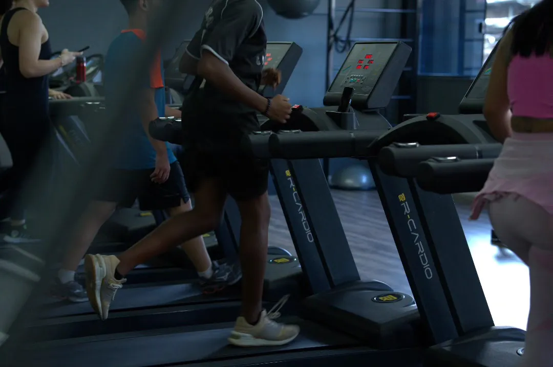 Esteira profissional R‑Cardio com usuários reais em academia