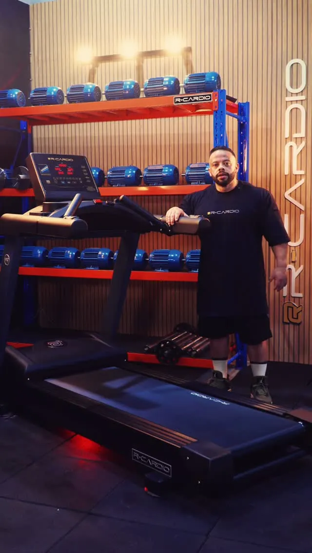 Motor WEG da esteira profissional R‑Cardio na fábrica