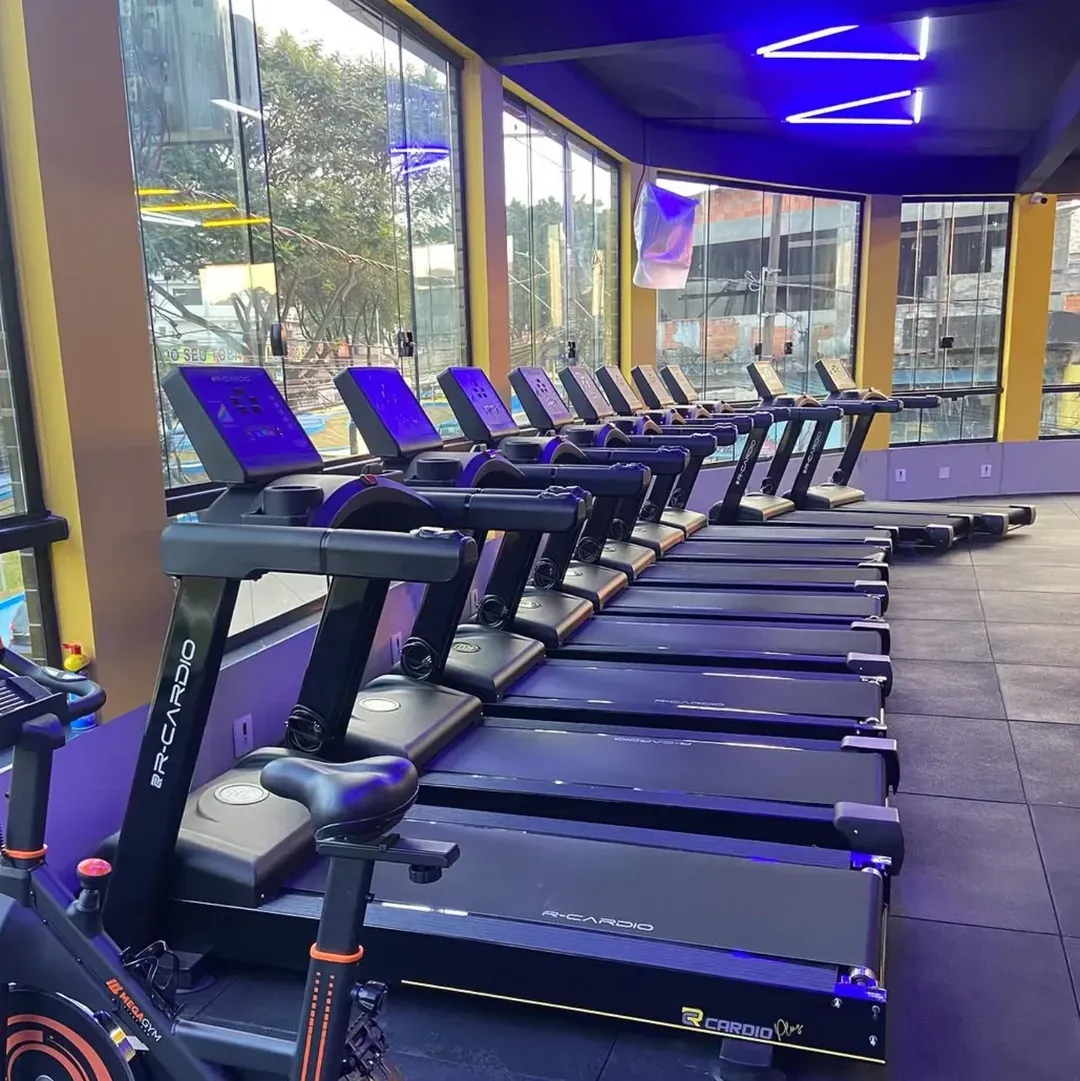 Esteira profissional R‑Cardio para academia em instalação real