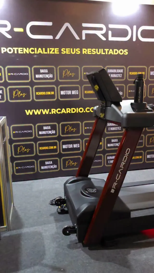 Esteira profissional R‑Cardio em exposição na feira