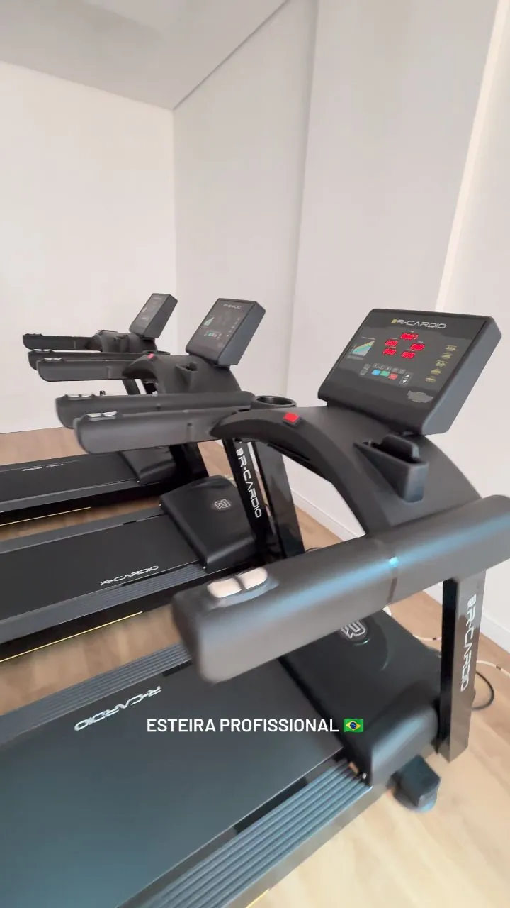 Esteira profissional R‑Cardio premium em home gym