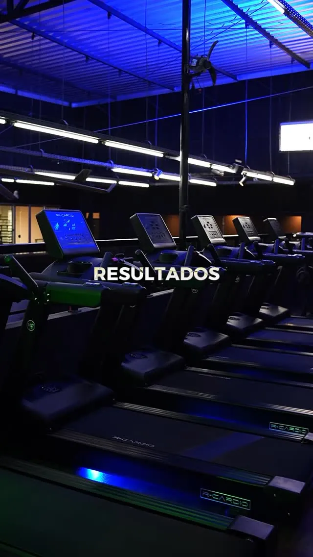 Esteiras profissionais R‑Cardio em academia, ambiente azul