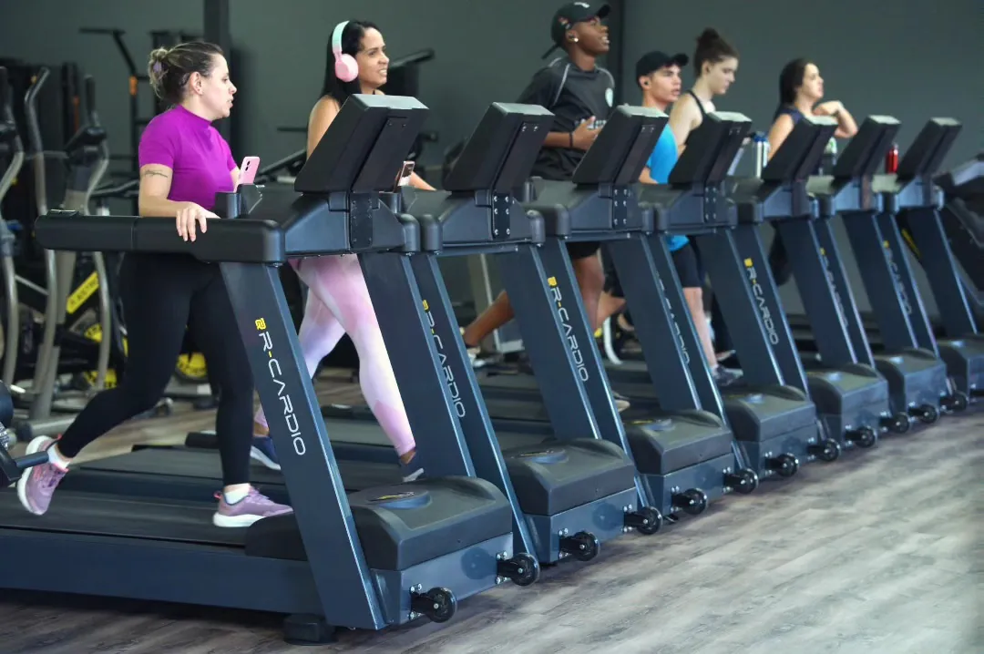 Esteiras profissionais R‑Cardio em operação em academia